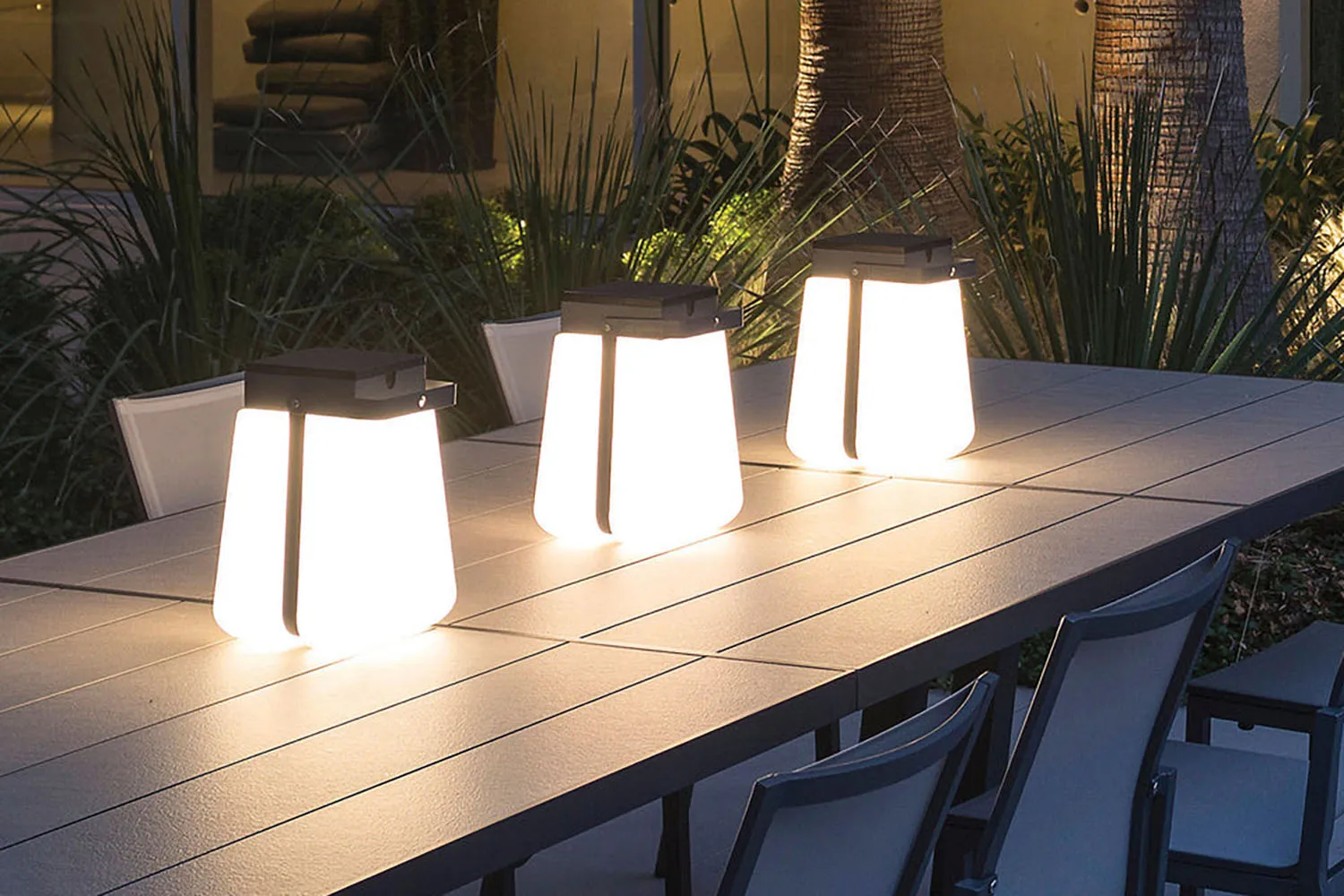 Les Jardins Bump Solar LED Lantern