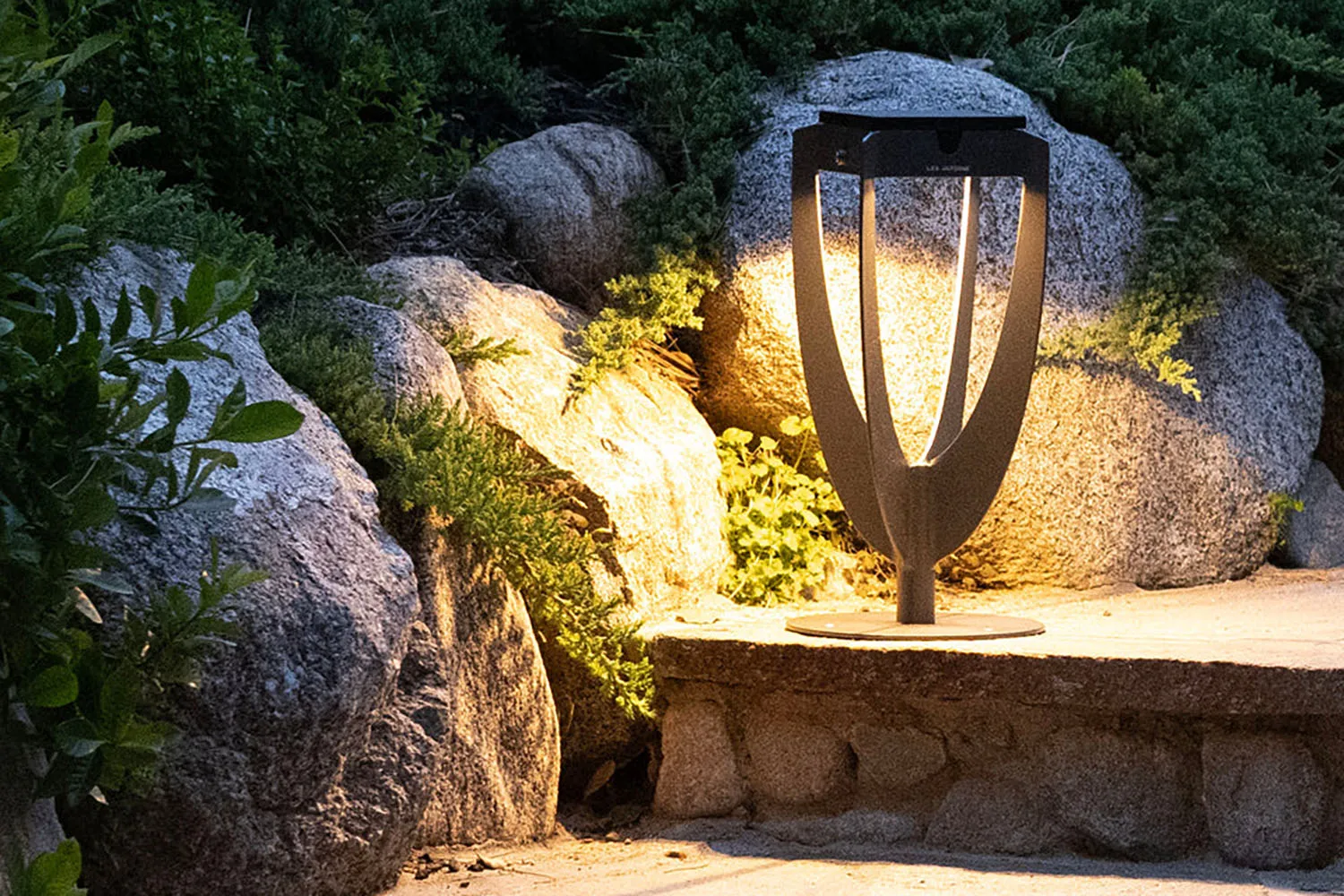 Les Jardins Tulip Solar LED Lamp