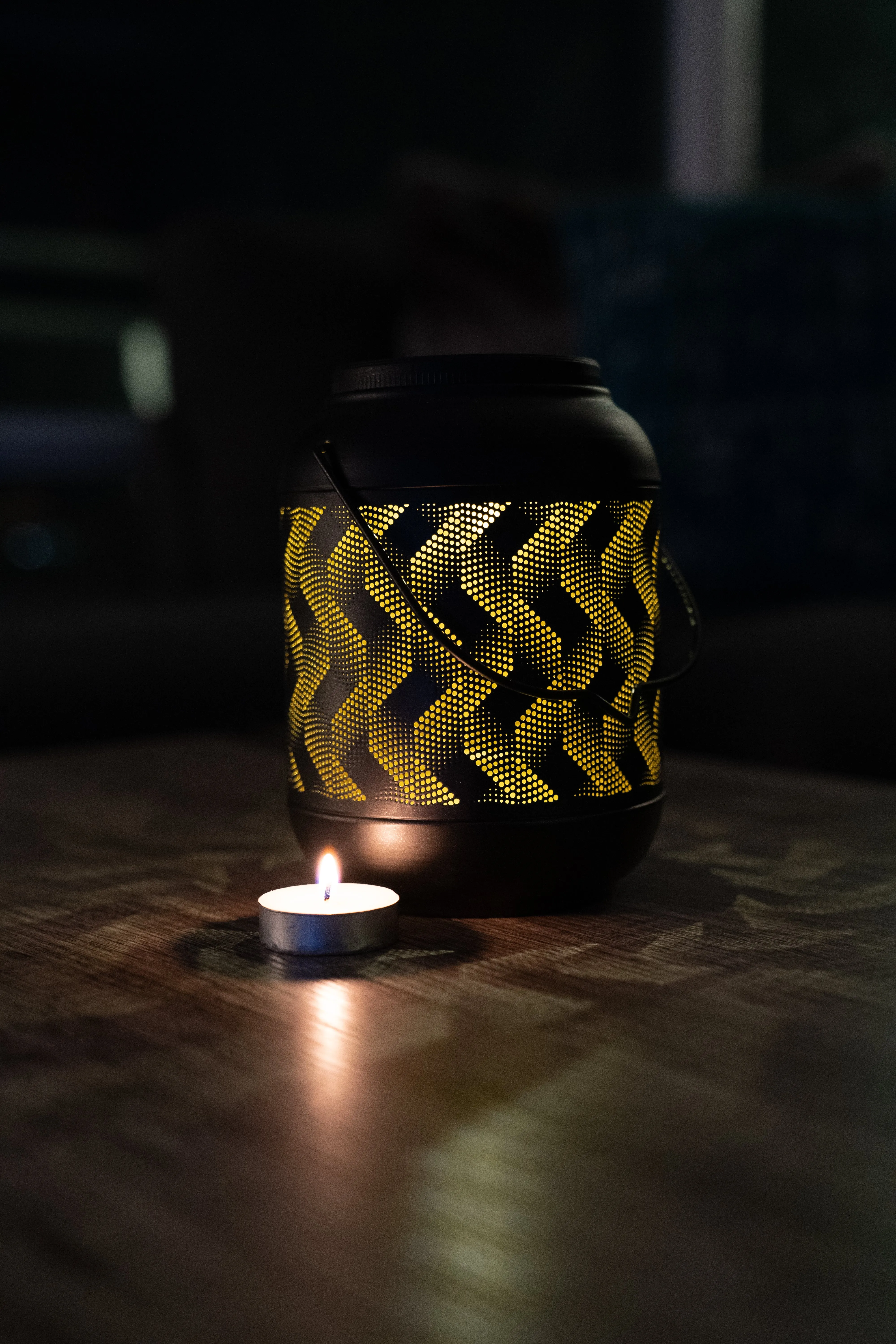 Solar Metal Lantern Light-6 inch Black and Yellow Wave