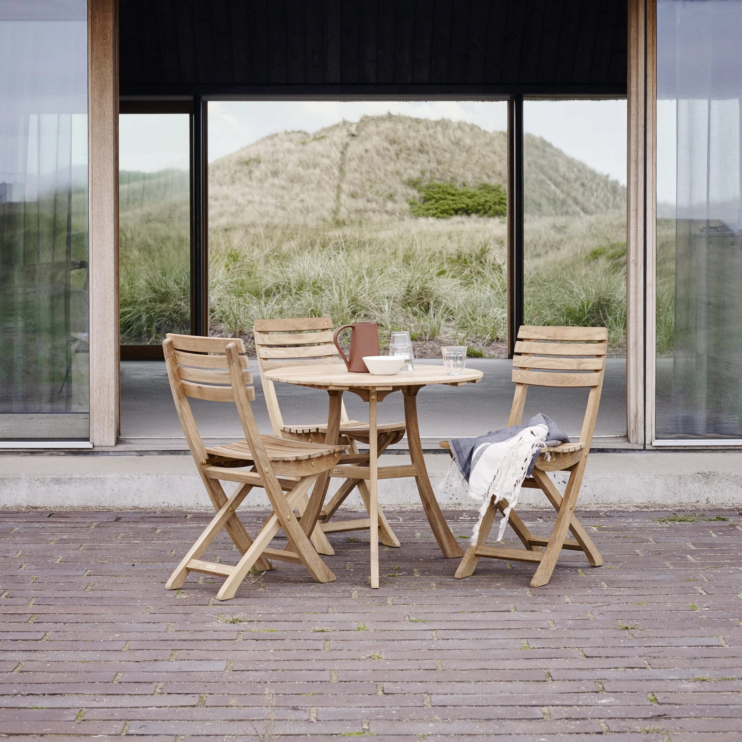 Vendia Folding Chair